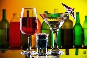 無酒精飲料市場(chǎng)動(dòng)態(tài) 喜力新廣告、怡泉推減糖版，專家警示能量飲料與酒精混合風(fēng)險(xiǎn)